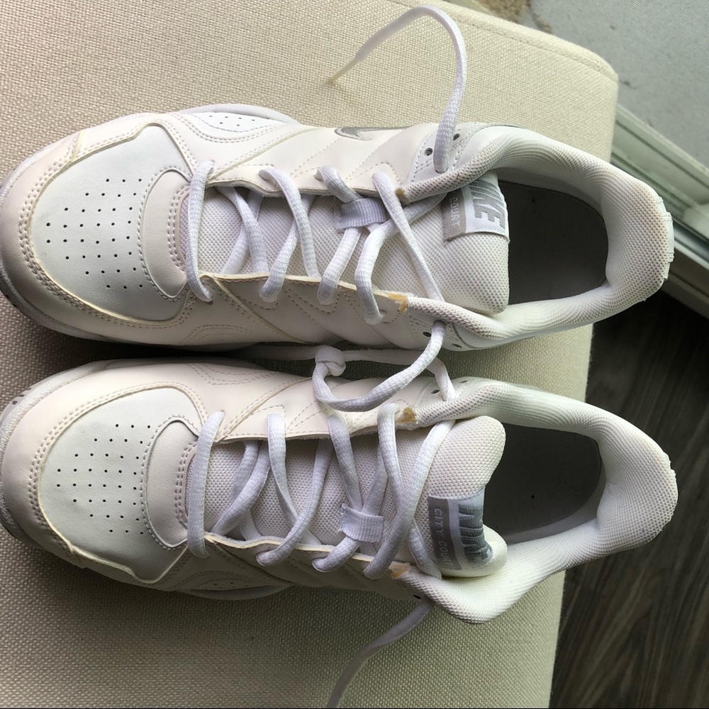 Nike city court tennis shoes